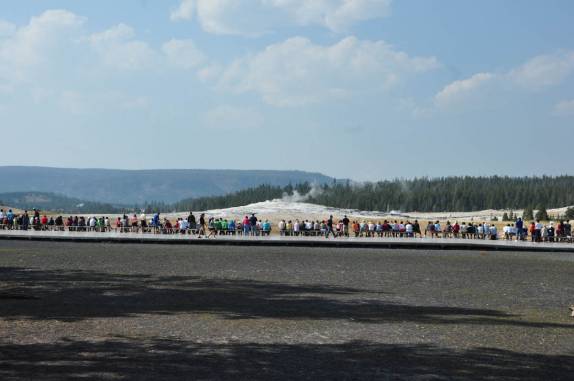 O público aguarda, ansioso, a erupção do mais famoso geiser do mundo, o Old Faithful, no Yellowstone National Park, em Wyoming, nos Estados Unidos